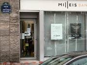 Bei der Pariser Bank Milleis kam es am Dienstag zu einem spektakulären Raubüberfall mit Geiselnahme. (Bild: KEYSTONE/AP/BERTRAND COMBALDIEU)