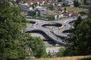 Blick auf den Kreisel Schlund bei der A2-Ausfahrt Luzern-Horw. (Bild: Dominik Wunderli, 7. Juli 2017)