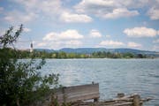 So friedlich und schön ist der Zugersee: Von der Hünenberger Badi mit Blick Richtung Cham. (Bild: Maria Schmid (13. Juli 2017))
