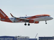 Wegen des anstehenden Austritts der Briten aus der EU sind die britischen Aktionäre Easyjet langsam ein Dorn im Auge. (Bild: KEYSTONE/APA/APA/ROBERT JAEGER)