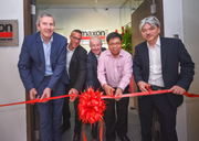 Feiern die Gründung der neuen Vertriebsgesellschaft (von links): Martin Zimmermann (Chief Sales Officer und SEA-Direktor), Marc Gottenkieny (Head of Business Management APAC und SEA-Direktor), Eugen Elmiger (CEO Maxon Group) sowie die Maxon-Southeast-Asia-Direktoren Teo Cher Koon und Lau Choon Guan. (Bild: PD/Maxon)