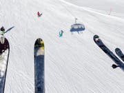 Etwa 30 Personen sassen auf dem Sessellift auf die Totalp im Parsenngebiet in Davos, als plötzlich wegen eines technischen Defekts nichts mehr ging. Etwa 90 Minuten mussten Wintersportlerinnen und Wintersportler auf den Sesseln ausharren, ehe die Rettung nahte. (Bild: KEYSTONE/ARNO BALZARINI)