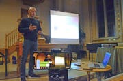 Steve Schild überträgt seinen Vortrag aus der Märwiler Kirche mit dem Smartphone direkt in die Sozialen Medien. (Bild: Christoph Heer)