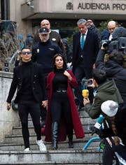 Cristiano Ronaldo verlässt mit seiner Freundin das Gerichtsgebäude in Madrid. (Bild: E. Naranjo/EPA; Madrid, 22. Januar 2019)