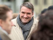 SP-Präsident Christian Levrat trinkt zum Auftakt des Wahlkampfes auf dem Waisenhausplatz in Bern mit Passantinnen und Passanten Kaffee und sucht das Gespräch mit ihnen. (Bild: KEYSTONE/PETER SCHNEIDER)