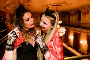 Eine Lange Nacht des Feierns: Zwei Vampirdamen gönnen sich im Frauenfelder Rathaus ein Cüpli. (Bild: Donato Caspari)