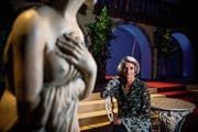 Der Thurgauer Schauspielerin und Regisseurin Astrid Keller (hier vor dem Bühnenbild der aktuellen Vaduzer Operette «Der Bettelstudent») ist das Problem, dass Männer auch im Theaterbetrieb Frauen gegenüber deutlich Grenzen überschreiten, immer wieder begegnet. (Bild: Mareycke Frehner)