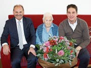 Gemeindepräsident Max Vögeli und Gemeindeschreiber Reto Martin gratulieren der Jubilarin Hedwig Fröhlich. (Bild: PD)
