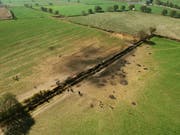 Luftaufnahme von der explodierten Benzinleitung in Mexiko: Über 90 Menschen wurden durch Flammen tödlich verletzt, als sie Benzin aus der lecken Pipeline abzapfen wollten. (Bild: KEYSTONE/EPA EFE/MLA)