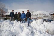 Gemeindepräsident Peter Kürsteiner (mit blauerJacke) mit Ueli Schmid, Marcel Gabathuler, Andrea Mathis und Thomas Steingruber vom Verein Pumptrack. (Bild: Karin Erni)