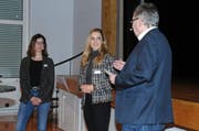 Gemeinderatskandidatinnen Kathrin Dörig und Muriel Frei stellen sich den Fragen von Moderator Richard Fischbacher. (Bild: Astrid Zysset)