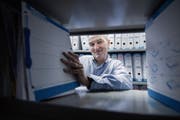Marco Bollina (57) ist für das Archiv der Schmid-Gruppe in Ebikon verantwortlich. (Bild: Boris Bürgisser (Ebikon, 18. Januar 2019))