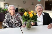 Ein Blumenstrauss von der Gemeinde Meggen: Johanna Mahlstein (links) und Thery Dietrich feierten Anfang Jahr ihren 100. Geburtstag. (Bild: PD)