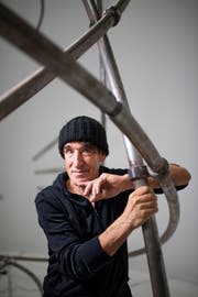Mit Yoga hält sich der Musiker fit. (Bild: Benjamin Manser)