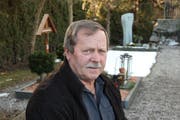 Herbert Kühne auf dem Montlinger Friedhof, beim Grab seiner 1999 verstorbenen Frau Liselotte. (Bild: Gert Bruderer)