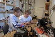 «Do it by yourself»: Zwei Sekundarschüler programmieren im neuen Technik-Labor der Kanti Trogen einen Mikroprozessor. (Bild: Claudio Weder)