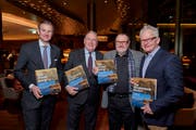 Sie feierten mit Gästen die doppelte Premiere auf dem Bürgenstock (von links): Robert P. Herr, General Manager, Bruno H. Schöpfer, Managing Director, Buchautor Romano Cuonz und Filmemacher Ueli Haldimann. (Bild: PD / Emanuel Ammon, 22. Januar 2019)