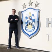 Jan Siewert posiert vor dem Clublogo von Huddersfield. (Bild: Getty)