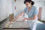 Die Bäcker-Konditorin Maja Tobler ist Mitinhaberin der Manufaktur Tobler in Staad (Bild: Ralph Ribi)