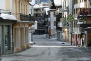 Engelberg will den Dorfkern beleben, deshalb dürfen keine Hotels und Läden verschwinden. Im Bild die Dorfstrasse. (Bild: Beat Christen (Engelberg, 23. Januar 2019))