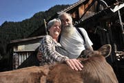 Bauer Sepp mit seiner Claudia im Riedertal. (Bild Urs Hanhart, 24. August 2017)