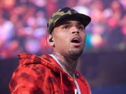 Der US-Rapper Chris Brown kann nach Angaben seines Anwalts nach seiner Freilassung aus dem Polizeigewahrsam in Paris in die USA zurückkehren. (Bild: KEYSTONE/AP Invision/SCOTT ROTH)