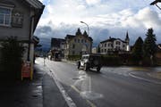 An der Einmündung der von Mosnang her kommenden Ottilienstrasse (rechts) in die Landstrasse in Bütschwil plant das Tiefbauamt des Kantons St. Gallen im Zuge der flankierenden Massnahmen einen Kreisel. (Bild: Anina Rütsche)
