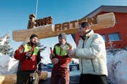 Markus Nussbaumer, Pascal Schönman und Iwan Iten (von links) lassen die Korken knallen.Bild (Bild: : Stefan Kaiser, Oberägeri, 22. Januar 2018)
