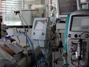 Auf der Intensivsstation werden Patienten engmaschig überwacht. Die Messgeräte schlagen jedoch oft falschen Alarm. (Bild: KEYSTONE/EDDY RISCH)
