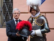 Die neuen Kunststoffhelme tragen auf beiden Seiten das Wappen Papst Julius' II. (1503-1513). Die traditionellen Helme aus Metall tragen die Schweizergardisten weiterhin bei hohen Anlässen. (Bild: KEYSTONE/TI-PRESS/GABRIELE PUTZU)