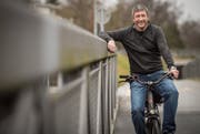 Pragmatischer Velonutzer: Roland Wyss auf dem regionalen Veloweg unweit seines Büros am Altweg. (Bild: Reto Martin)