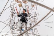 Heinz Lieb entwickelt Ideen an den Cosmic Drums, einer Mischung aus Schlagzeug und Skulptur. Sein Atelier ist in einer Fabrikhalle in Rorschach. (Bild: Benjamin Manser)
