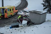 Die Feuerwehr musste den Autofahrer bergen. (Bild: Obwaldner Polizei)