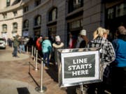 Essensausgabe bei einer Non-Profit-Organisation in Washington für Betroffene der Zwangsschliessung von Teilen der US-Verwaltung. (Bild: KEYSTONE/AP/ANDREW HARNIK)