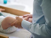 Junge Männer wollen ab Geburt für ihre künftigen Kinder da sein - so stellen es sich noch kinderlose Teilnehmer einer Studie vor. Dennoch sehen sie sich als Haupternährer der Familie. (Bild: KEYSTONE/GAETAN BALLY)