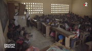 Blick ins Klassenzimmer. (© Screenshot/Cacao, les enfants pris au piège)
