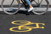 Streitzone Veloweg: Fussgänger und Velofahrer kommen sich öfters in die Haare. (Bild: KEYSTONE/Alexandra Wey)