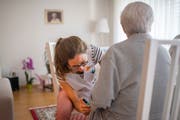 Hilfe und Pflege zu Hause: eine Spitex-Mitarbeiterin auf Hausbesuch bei einer Patientin. (Bild: Benjamin Manser)