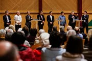 Der Kandidat für das Stadtpräsidium, Dominik Diezi (ganz links), diskutiert zusammen mit den Stadtratskandidaten im Podium: Jörg Zimmermann, Peter Gupser , Moderator Jürg Lengweiler, Michael Hohermuth, Didi Feuerle, Luzi Schmid und Konrad Brühwiler.