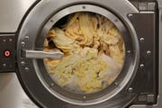 Sie wird sich schon bald nicht mehr drehen: Wäschetrommel in der Psychiatrie-Wäscherei in St. Urban. (Bild: Roger Zbinden, St. Urban, 26. Oktober 2011)