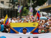 Gegner und Anhänger von Präsident Nicolas Maduro sind am Mittwoch in Venezuela auf die Strassen gegangen. (Bild: KEYSTONE/AP/FERNANDO LLANO)