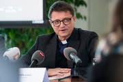 Felix Gmür äussert sich zur geplanten Einsetzung eines Priester in Riehen, der wegen einem pädophilen Akt im Jahr 2012 verurteilt wurde. (Bild: Keystone)