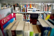 Immer weniger Bücher und andere Medien gehen gegen eine Gebühr über den Tresen in Bibliotheken. (Bild: Keystone)