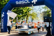 Die Freude war gross: Die Solar Energy Racers bei der Zieleinfahrt an der Solar Challenge in Südafrika. (Bild: PD)
