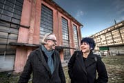 Produktionsleiter Christoph Risi und Regisseurin Barbara Schlumpf vor dem ehemaligen Gaskesselwerk, dem «Roten Haus», auf dem EWL-Gelände in Luzern, wo Shakespeares «Was ihr wollt» aufgeführt werden wird. (Bild: Pius Amrein, Luzern, 22. Januar 2019)