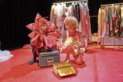 Keine Lust auf hundert Jahre Schlaf: Rosa (Pascale Pfeuti) mit Rolf, der sprechenden Rose ohne Dornen (Kay Kysela). (Bild: Jos Schmid)