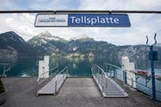 Kursschiffe der SGV können den Schiffssteg an der Tellsplatte nicht mehr anfahren. Bild (Keystone/Urs Flüeler, Sisikon, 17. Juli 2018.)