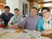 Generationenwechsel: Daniel Ulmann und Claudia Frehner treten die Nachfolge des nach 42-jähriger Tätigkeit in den Ruhestand tretenden Ehepaars Sepp und Prisca Fuster-Schmid an (v.l.). (Bild: Peter Eggenberger)
