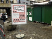 Auf dem Marktplatz wirbt bereits ein Plakat für die Ausstellung der Wettbewerbsprojekte im Waaghaus. (Bild: Reto Voneschen - 24. Januar 2019)