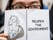 Die Meinung dieser Bundesangestellten ist eindeutig: «Beendet den Shutdown.» (Bild: KEYSTONE/AP/ANDREW HARNIK)